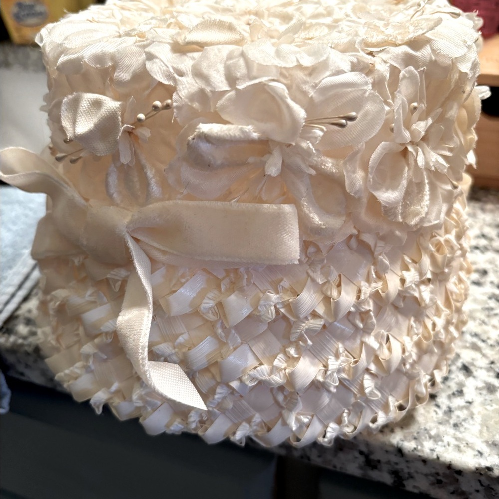 1920 Vintage Wedding hat in very good condition.